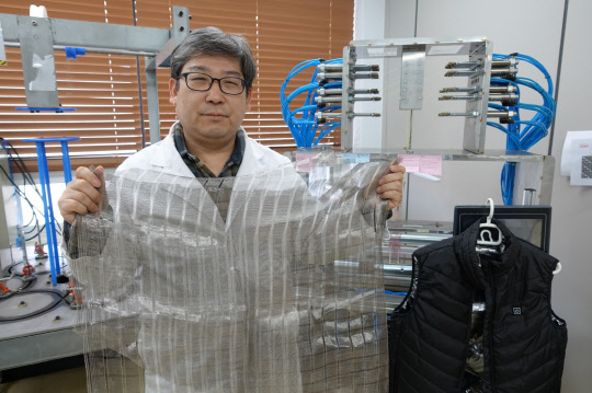 이동윤 전기연 책임연구원이 반복 세탁 후에도 발열 성능이 유지되는 '금속섬유 발열체' 기술에 대해 설명하고 있다.  전기연 제공